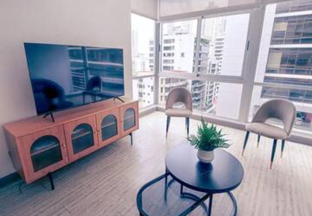 Sala del apartamento con vista a los edificios de la Ciudad de Panama